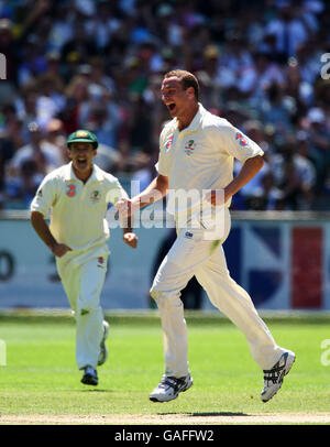 L'Australia Stuart Clark celebra il pretesto del lancio di Yuvraj Singh in India durante il secondo giorno del 1° test tra Australia e India al MCG Foto Stock