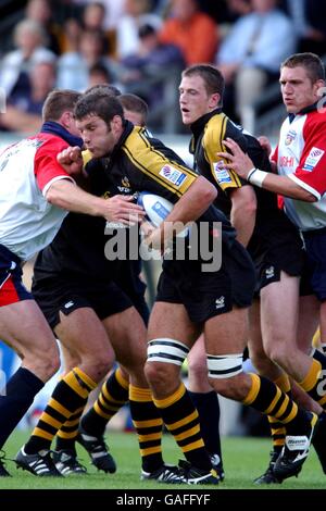 Simon Shaw di London Wasps attraversa la difesa di Bristol Shoguns Foto Stock