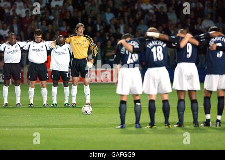 I giocatori di Fulham e Tottenham Hotspur osservano un minuto di silenzio Ricordate le persone uccise negli attentati terroristici dell'11 settembre Negli Stati Uniti Foto Stock