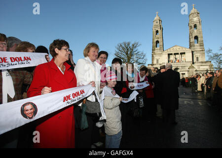 Migliaia di fan si riuniscono per i funerali del cantante Joe Dolan alla Cattedrale di Cristo Re a Mullingar, Co Westmeath. Foto Stock