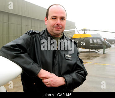 Uno degli istruttori RAF del Principe William, il leader dello Squadron Roger Bousfield, con un Grob115E Tudor al RAF Cranwell nel Lincolnshire. Foto Stock