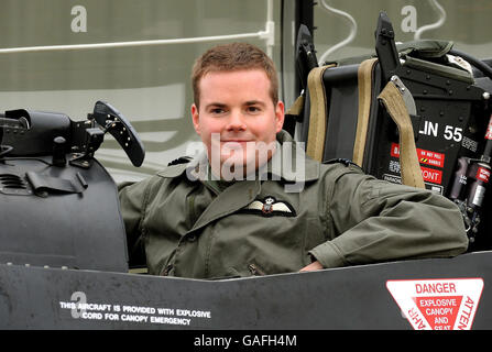 Uno degli istruttori RAF del Principe William, il tenente di volo Robbie Lees, nell'abitacolo di un Tucano T1 al RAF Cranwell nel Lincolnshire. Foto Stock