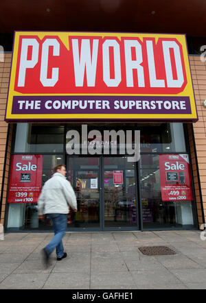 Visione generale di un uomo che entra in un negozio PC World al Cambridge Retail Park di Cambridge. La stretta di spesa festiva ha rivendicato il suo primo incidente principale oggi dopo che il proprietario di Currys DSG International ha avvertito che non avrebbe perso le speranze di profitto. DSG possiede anche la catena PC World. Foto Stock