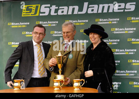 Corse ippiche - Stan James Christmas Festival 2007 - Ippodromo di Kempton Park. I proprietari MR e Mrs Clive Smith detengono il trofeo per aver vinto con Kauto Star nella Stan James King George VI Chase (grado 1) Foto Stock