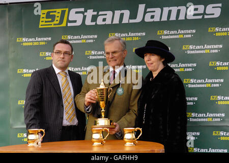 Corse ippiche - Stan James Christmas Festival 2007 - Ippodromo di Kempton Park. I proprietari MR e Mrs Clive Smith detengono il trofeo per aver vinto con Kauto Star nella Stan James King George VI Chase (grado 1) Foto Stock