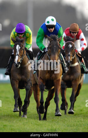 Corse ippiche - Stan James Christmas Festival 2007 - Ippodromo di Kempton Park. Il nostro Vic guidato da Timmy Murphy (r) conduce il campo sulla strada per finire secondo nella Stan James King George VI Chase (grado 1) Foto Stock