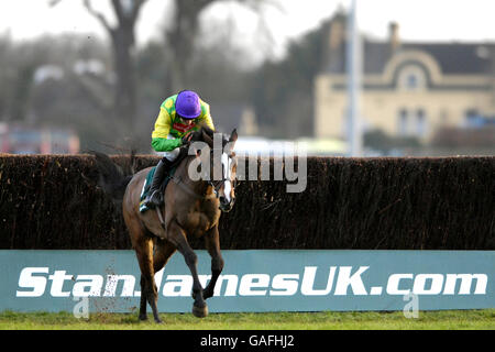 Corse ippiche - Stan James Christmas Festival 2007 - Ippodromo di Kempton Park. Kauto Star guidato da Ruby Walsh salta l'ultimo sulla strada per vincere nella Stan James King George VI Chase (grado 1) Foto Stock