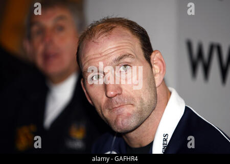 Lawrence Dallaglio, giocatore di rugby inglese e Wasps, parla alla stampa al campo di allenamento Wasps di Acton, Londra ovest, dopo aver annunciato il suo ritiro dal gioco. Foto Stock