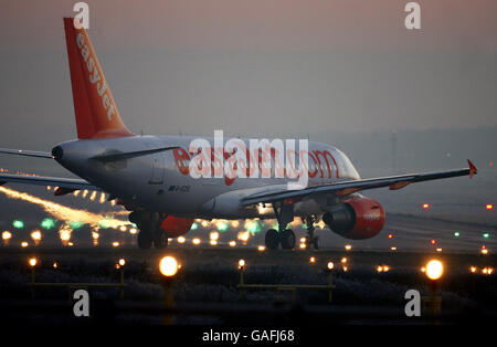 Un jet passeggeri EasyJet si prepara per un decollo mattutino all'aeroporto di Gatwick, nel Sussex occidentale. Foto Stock