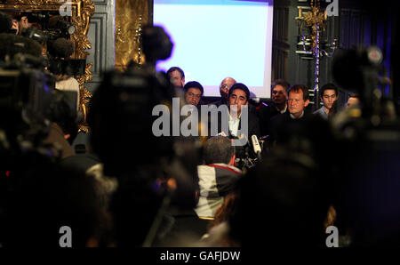 Lo studente di legge di Oxford Bilawal Bhutto Zardari, figlio dell'ex primo ministro pakistano Benazir Bhutto, parla a una conferenza stampa in un hotel nel centro di Londra quando torna nel Regno Unito per riprendere i suoi studi. Foto Stock