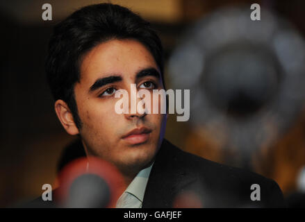 Lo studente di legge di Oxford Bilawal Bhutto Zardari, figlio dell'ex primo ministro pakistano Benazir Bhutto, parla a una conferenza stampa in un hotel nel centro di Londra quando torna nel Regno Unito per riprendere i suoi studi. Foto Stock