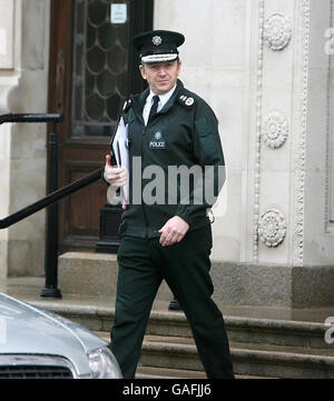 Sir Hugh Orde, capo del PSNI, lascia gli edifici del Parlamento a Belfast. Oggi ha avvertito un comitato Stormont che la polizia dell'Irlanda del Nord potrebbe raggiungere un punto di svolta sulle risorse che possono stanziare per esaminare gli omicidi irrisolti del passato. Foto Stock