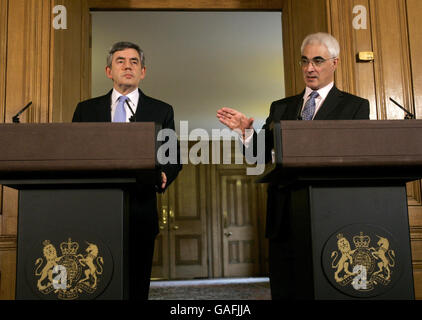 Il primo ministro britannico Gordon Brown, a sinistra, ascolta il Cancelliere dello scacchiere Alistair Darling, che parla alla conferenza stampa mensile del primo ministro. Foto Stock