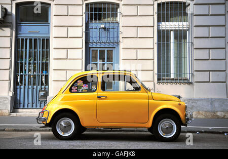 BUDAPEST, Ungheria - 18 Maggio: vecchia auto parcheggiate in strada di Budapest il 18 maggio 2016. Foto Stock