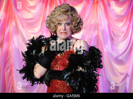 Douglas Hodge si esibisce come Albin durante una prova per la Cage Aux Folles presso la Menier Chocolate Factory nel centro di Londra. Foto Stock