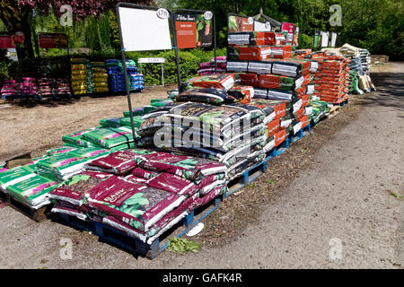 Sacchetti di compost di giardinaggio in vendita a Lago Garden Center, Crockerton, Wiltshire, Regno Unito. Foto Stock