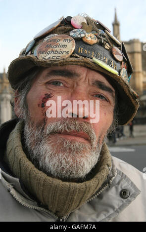 Brian Haw, attivista della pace, Che è stato lasciato con tagli al viso e al polso dopo essere stato arrestato fuori da Downing Street durante una protesta contro il grave crimine organizzato e polizia Act (Socpa), si trova di fronte al Parlamento un giorno dopo che è stato assalito da un ufficiale di polizia. Foto Stock