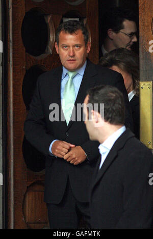 Paul Burrell, ex maggiordomo di Diana, Principessa del Galles pone oggi per i media al di fuori dell'alta Corte nel centro di Londra. Foto Stock
