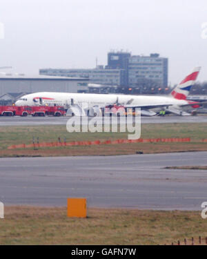 Un aereo della British Airways in volo dalla Cina che è atterrato a breve della pista all'aeroporto di Heathrow. Foto Stock