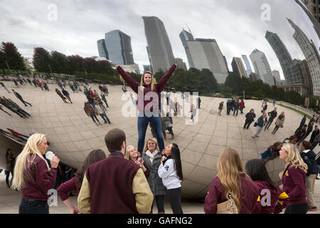 Università del Minnesota cheerleaders nella parte anteriore il Cloud Gate scultura in Chicago, Illinois. Foto Stock
