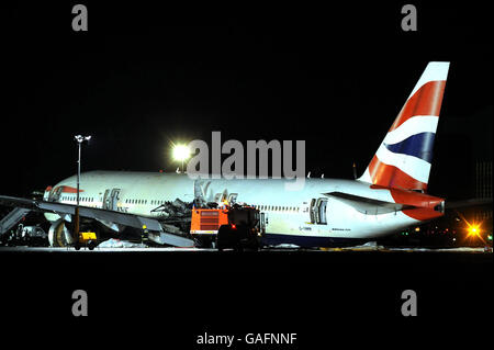 Una vista generale dell'aereo British Airways Boeing 777 che è volato in Cina e atterrato a breve della pista all'aeroporto di Heathrow. Foto Stock