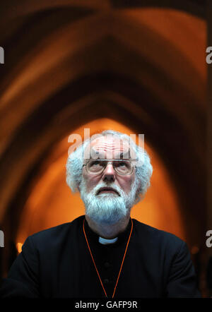 Rowan Williams, Arcivescovo di Canterbury, nel corso di una conferenza stampa di apertura della Conferenza di Lambeth del 2008 e della Conferenza dei coniugi, alla quale hanno partecipato Vescovi anglicani e loro mogli di tutto il mondo, a Lambeth Palace. Foto Stock