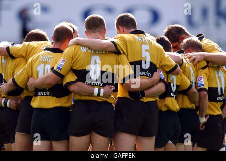 Rugby Union - Zurigo Premiership - Londra Irlandese contro Londra Wasps. I giocatori di London Wasps si stringono insieme per un colloquio di squadra Foto Stock