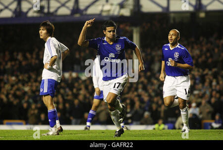 Tim Cahill di Everton celebra il punteggio contro Zenit St Petersburg durante la partita della Coppa UEFA al Goodison Park di Liverpool. Foto Stock