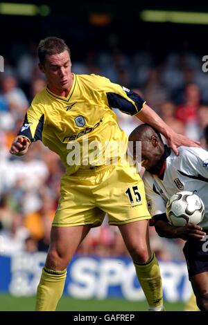 Calcio - fa Barclaycard Premiership - Fulham v Bolton Wanderers. Luis Boa morte di Fulham (r) e Kevin Nolan di Bolton Wanderers combattono per la palla Foto Stock