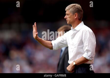 Calcio - fa Barclaycard Premiership - West Ham United contro Arsenal. Il manager dell'Arsenal, Arsene Wenger, guarda la sua squadra da un lato Foto Stock