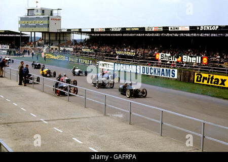 Corse automobilistiche, Silverstone. L'inizio dell'evento Morgan 3 Wheeler. Foto Stock