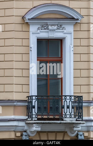 Una finestra con un arco e balcone sulla facciata dell'edificio beige. Dalla finestra della serie di San Pietroburgo. Foto Stock