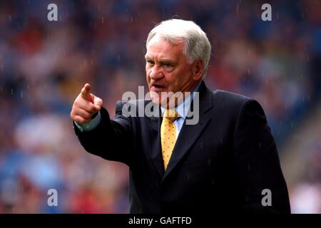 Newcastle United Manager Bobby Robson guarda con ansia il suo team il sideline e grida le istruzioni ai suoi giocatori Foto Stock