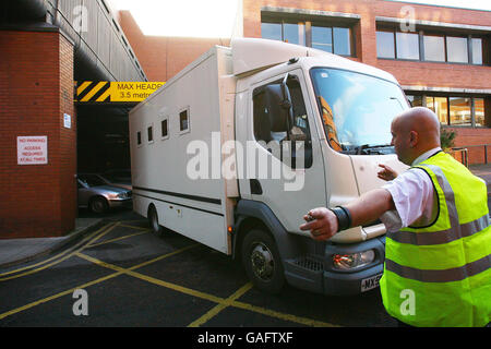 Un furgone di polizia si porta a Hartlepool Magistrates Court per togliere Anne Darwin, la moglie del canoista back-from-the-dead, dopo essere stata rimessa in custodia. Foto Stock