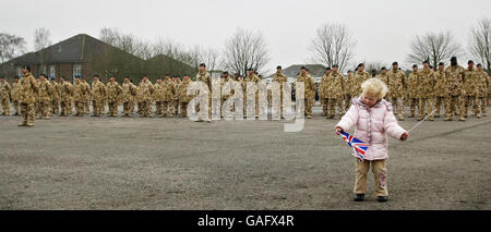 Una giovane ragazza guarda la sua bandiera dell'Unione al Bulford Camp di Salisbury, dove la duchessa di Cornovaglia presentò ai soldati del IV Battaglione, i fucili, soprannominati 'Lions di Basraa', medaglie di tour in Iraq. Foto Stock