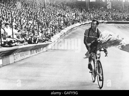 Louison Bobet esegue un giro d'onore intorno al Parc des Princes, dove si è svolto il finale di tappa, dopo aver vinto il suo terzo Tour de France consecutivo Foto Stock