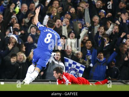 Calcio - Carling Cup - Quarter Final - Chelsea / Liverpool - Stamford Bridge. Frank Lampard di Chelsea celebra l'obiettivo di apertura della partita aseJamie Carragher di Liverpool si trova abbattuto Foto Stock