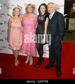 (Da sinistra a destra) Cecelia Ahern, sua madre Miriam, sorella Georgina e Padre Taoiseach Bertie Ahern arrivano per la prima europea dell'adattamento cinematografico del libro di Cecelia Ahern "PS i Love You" al Savoy Theatre di Dublino. Foto Stock