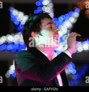 Il vincitore del X-Factor Leon Jackson durante una performance dal vivo che celebra l'uscita del suo primo singolo, 'When You Believe', all'HMV di Almondvale Shopping Centre, Livingston. Foto Stock