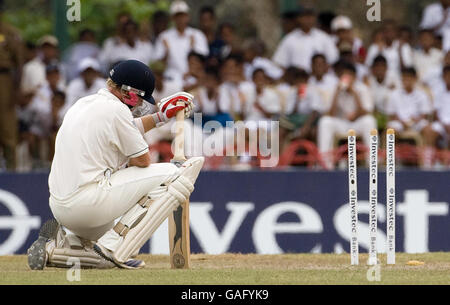 Ian Bell in Inghilterra si appende alla testa dopo essere stato scappato da Tillacaratne Dilshan per 1 corsa durante il terzo Test match al Galle International Stadium di Galle. Foto Stock
