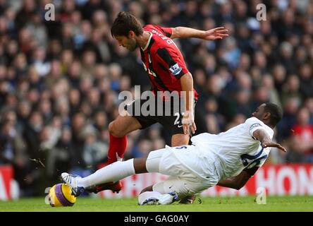 Ledley King (a destra) di Tottenham Hotspur si presenta con una sfida su Clint Dempsey di Fulham. Foto Stock