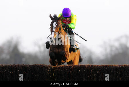 Kauto Star guidato da Ruby Walsh saltare l'ultimo per vincere lo Stan James King George VI Chase al Kempton Park Racecourse. Foto Stock