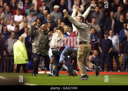 Calcio - fa Barclaycard Premiership - Birmingham City / Aston Villa. I fan della città di Birmingham corrono per festeggiare un gol con Robbie Savage Foto Stock