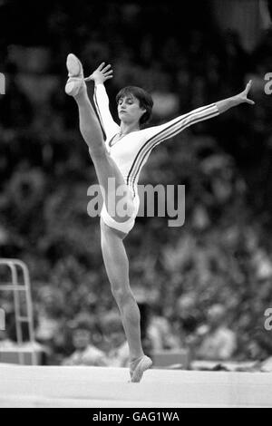 La Romania Nadia Comaneci esegue la sua routine di pavimento Foto Stock