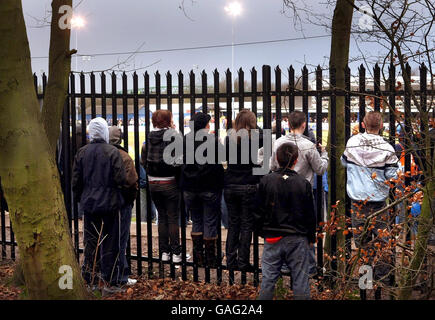 I tifosi di Chasetown guardano da numerosi punti panoramici fuori dallo stadio di Chasetown, vicino a Walsall. Foto Stock