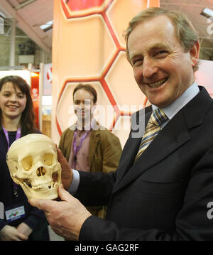 Enda Kenny, il leader di fine Gael, con una delle mostre alla BT Young Scientist and Technology Exhibition presso il RDS di Dublino, dove centinaia di inventori e sperimentatori in erba hanno messo oggi gli ultimi ritocchi sulle loro mostre nella ricerca annuale del giovane scienziato più promettente d'Irlanda. Foto Stock