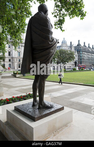 Statua del Mahatma Gandhi in piazza del Parlamento nella City of Westminster, Londra, Inghilterra, Regno Unito Foto Stock