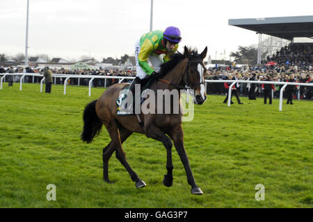 Corse ippiche - Ippodromo di Kempton Park. Kauto Star indovinata da Ruby Walsh nella caccia Stan James King George VI (grado 1) Foto Stock