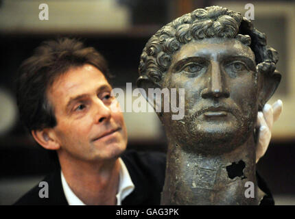 Un raro bronzo del II secolo d.C. dell'imperatore romano, Adriano, con un curatore Ralph Jackson di collezioni romane e britanniche al British Museum di Londra prima di viaggiare verso entrambe le estremità del Muro di Adriano questa primavera come parte di una mostra di oggetti adrianici. Foto Stock