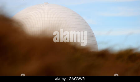 Luce verde per i nuovi N-Plants. La cupola del reattore della centrale nucleare di Sizewell B, a Sizewell, Suffolk. Foto Stock